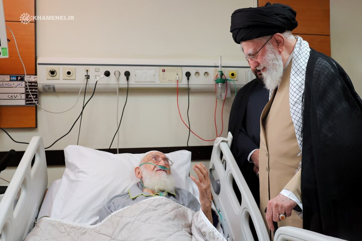 عیادت رهبر انقلاب اسلامی از حضرت آیتالله نوری همدانی عیادت رهبر انقلاب اسلامی از حضرت آیتالله نوری همدانی