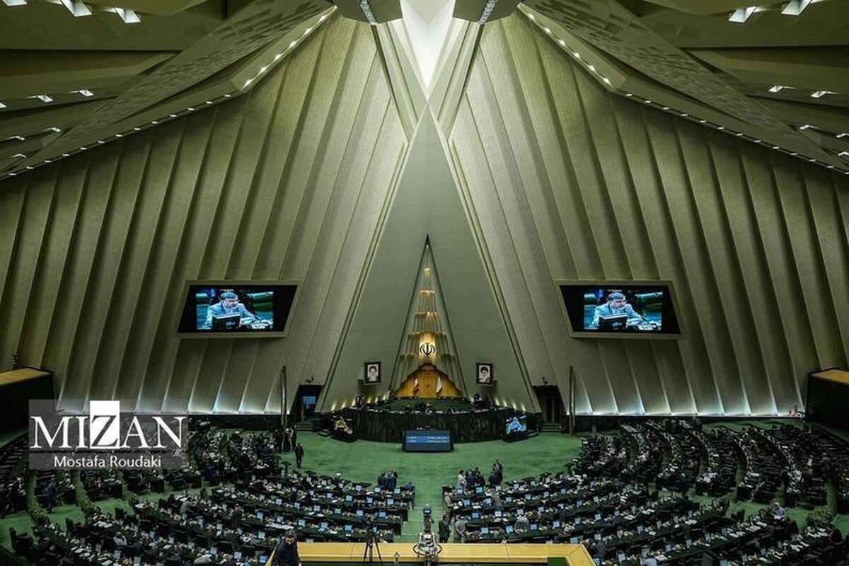 نمایندگان برای تجدید بیعت با امام راحل به حرم مطهر میروند نمایندگان برای تجدید بیعت با امام راحل به حرم مطهر میروند